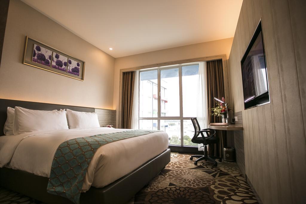 V8 Hotel Джохор Бахру Екстериор снимка